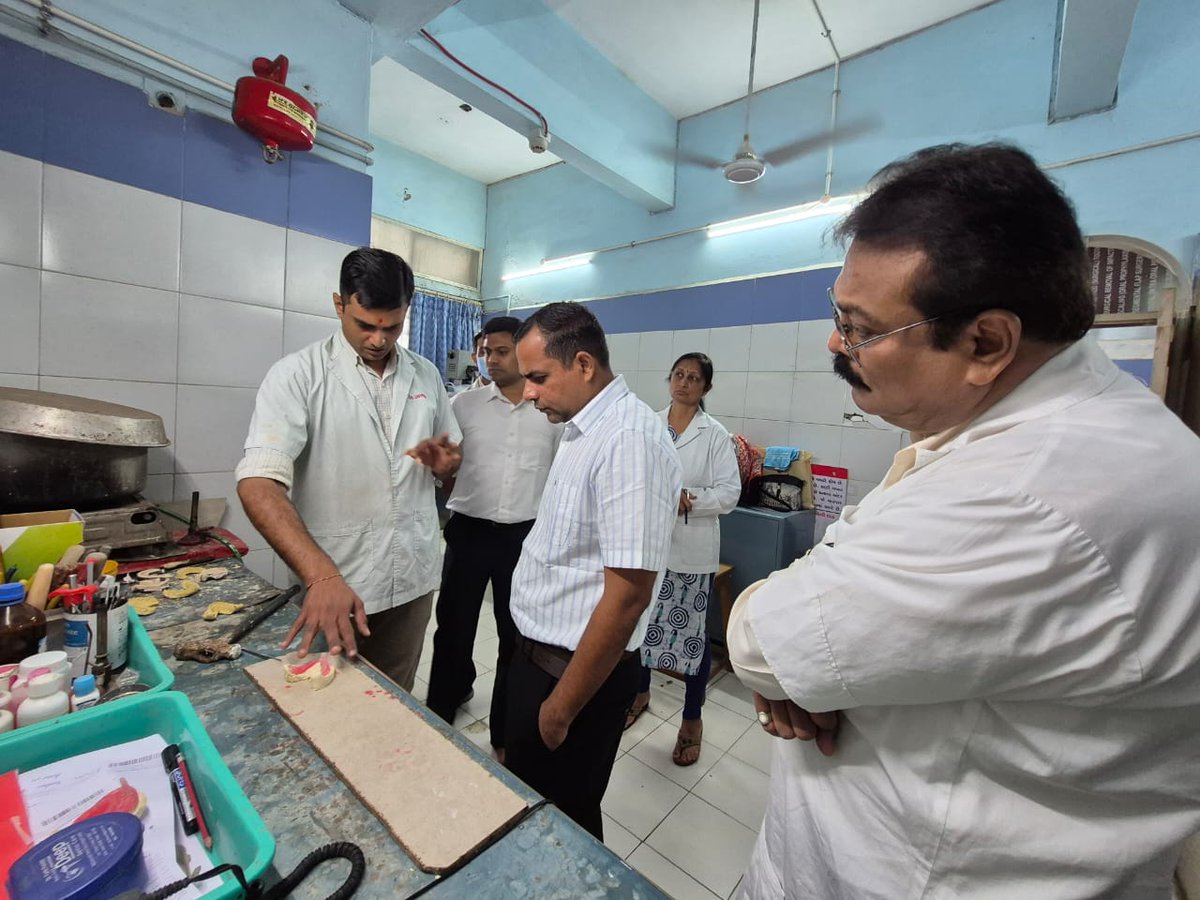 આજરોજ આરોગ્ય સ્વાગત કાર્યક્રમના ભાગરૂપે સિવિલ હોસ્પિટલ, નડિયાદના Dental વિભાગ અને ENT વિભાગની સમીક્ષા કરવામાં આવી.આ વિભાગોની ઉપલબ્ધ સુવિધાઓ તથા સારવાર પ્રક્રિયા વિશે માહિતી મેળવી, જરૂરી સૂચનાઓ આપી.