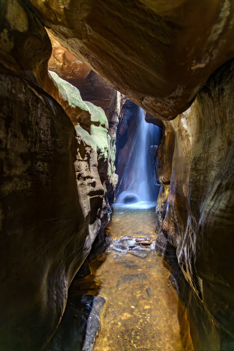 Cachoeira das Andorinhas no interio de uma caverna no parque Das Andorinhas em Ouro Preto, MG