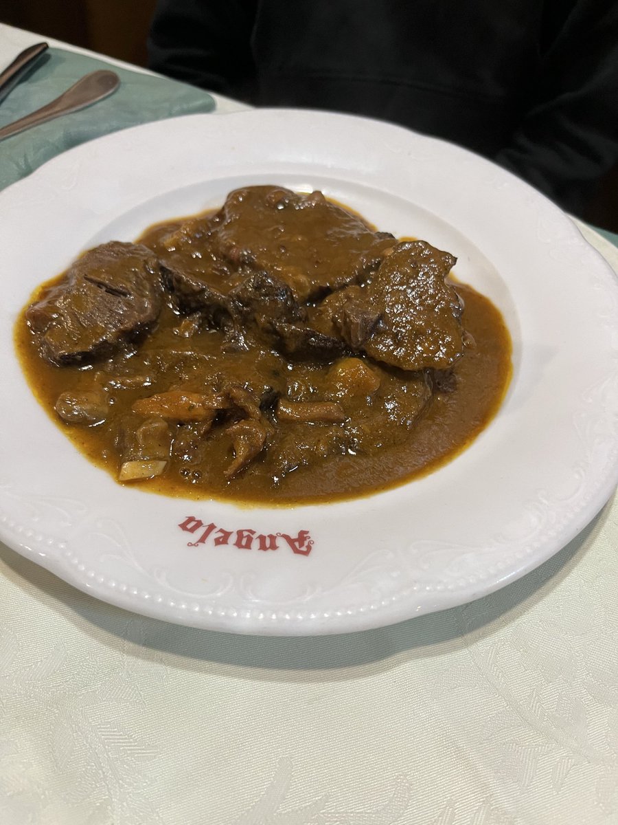 LUISplaceb's tweet photo. Ahora que se acercan los fríos a #Valladolid no es una mala opción acercarse al restaurante Angela a tomar unas sopas de ajo con costra (ojo solo por encargo), unos fantásticos callos, carrilleras al vino tinto o las salchichas alemanas con puré, codillo y chucrut. Un plan 👌 https://t.co/xJsoFAhQ7G