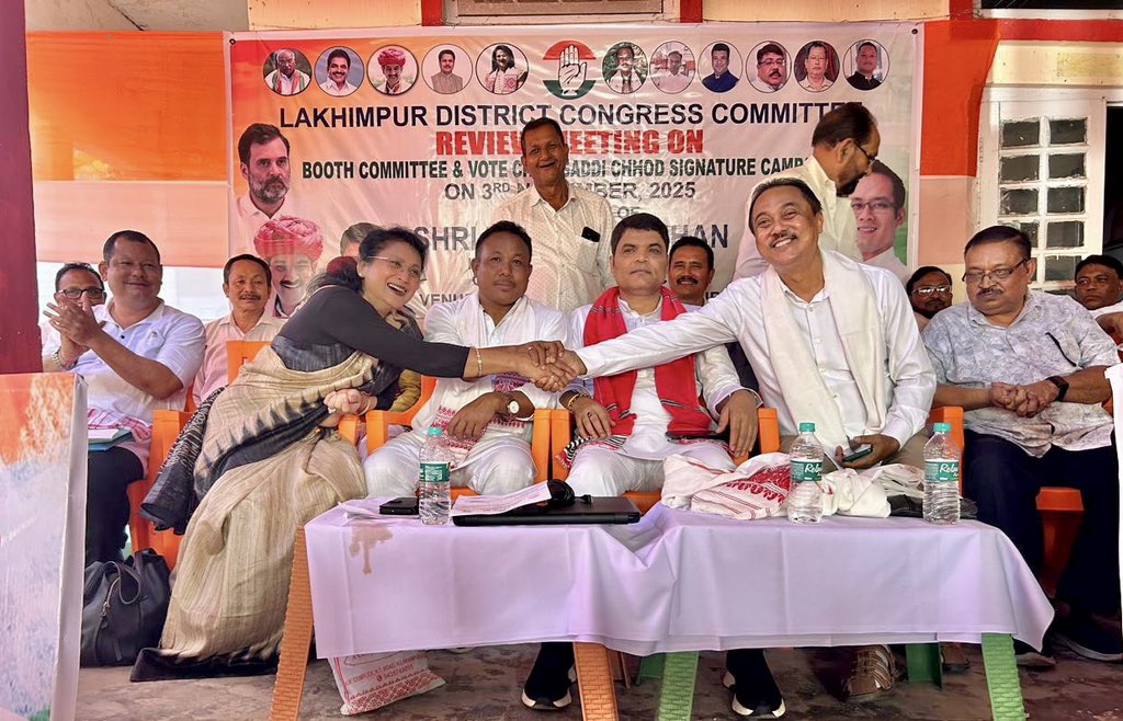 manojchauhanmp's tweet photo. 📍 Lakhimpur, Assam 

Today attended the Review meeting of Booth Committees with the Mandal Congress Presidents &amp; Block Congress Presidents of DCC Lakhimpur &amp; joined the #Vote_Chor_Gaddi_Chhod Signature Campaign of the district https://t.co/v9nKUKy8iM