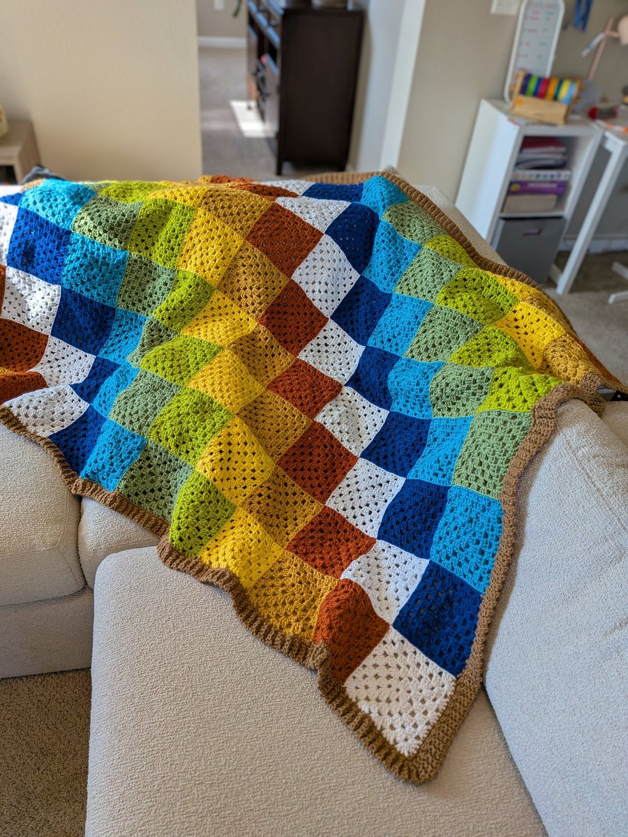 I finally finished mine a couple of days ago, and added a ribbed border (brown for the hot air balloon basket 😁) 💜