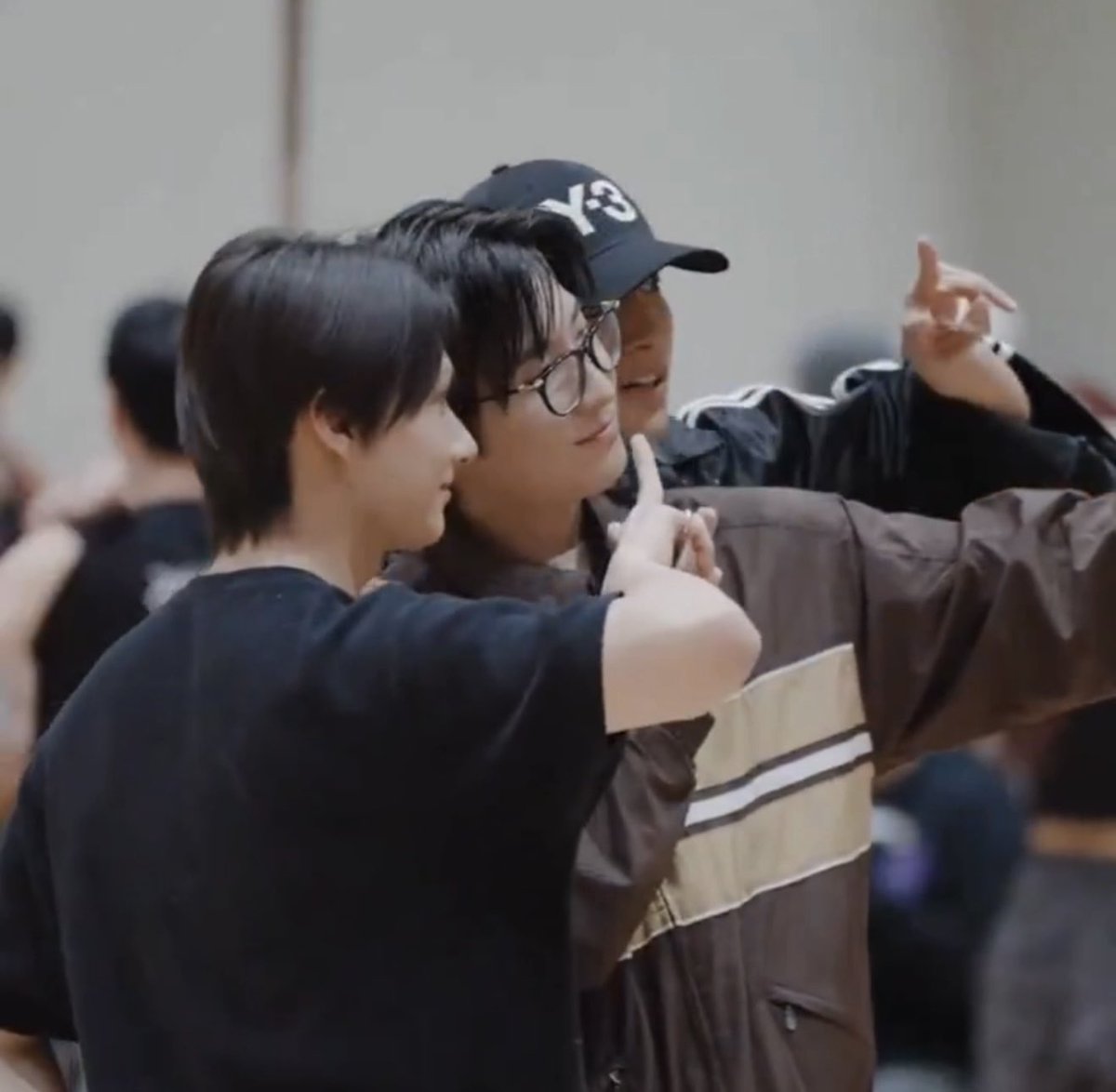 moontomeetyou's tweet photo. wonhui and their unreleased pics together https://t.co/X1xuUmqV9u