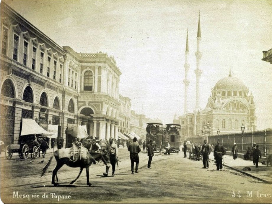 hanriet's tweet photo. Aslında bir takım kent suçları işlenmiş… Aşağıdaki fotoğraf 1870-90 arası bir tarihte çekilmiş…Azapkapı-Beşiktaş Tramvay Hattı, Güzelim Tophane binası ve yanındaki yapıları görebilirken sizin fotoğraflarınızda bu yapıların yıkılıp set üstü evlerinin inşasının  kapıda bizleri beklerkenki halini görüyoruz…