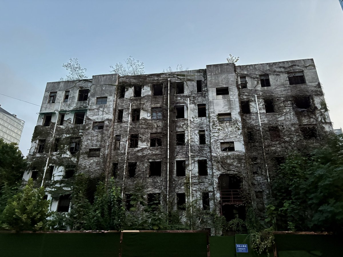 应该是一栋废弃的楼房