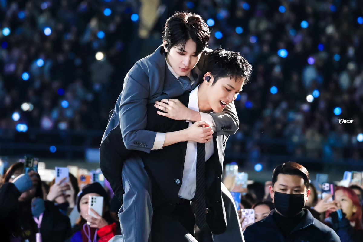minwonshu's tweet image. 👤 why did you choose wonwoo when you were forced to carry someone on you back while running around the stage, and how did it feel doing that lap?

🐶 he's my roommate, plus i thought he'd probably be the lightest. but we talked about it later over a group dinner and it turns out…