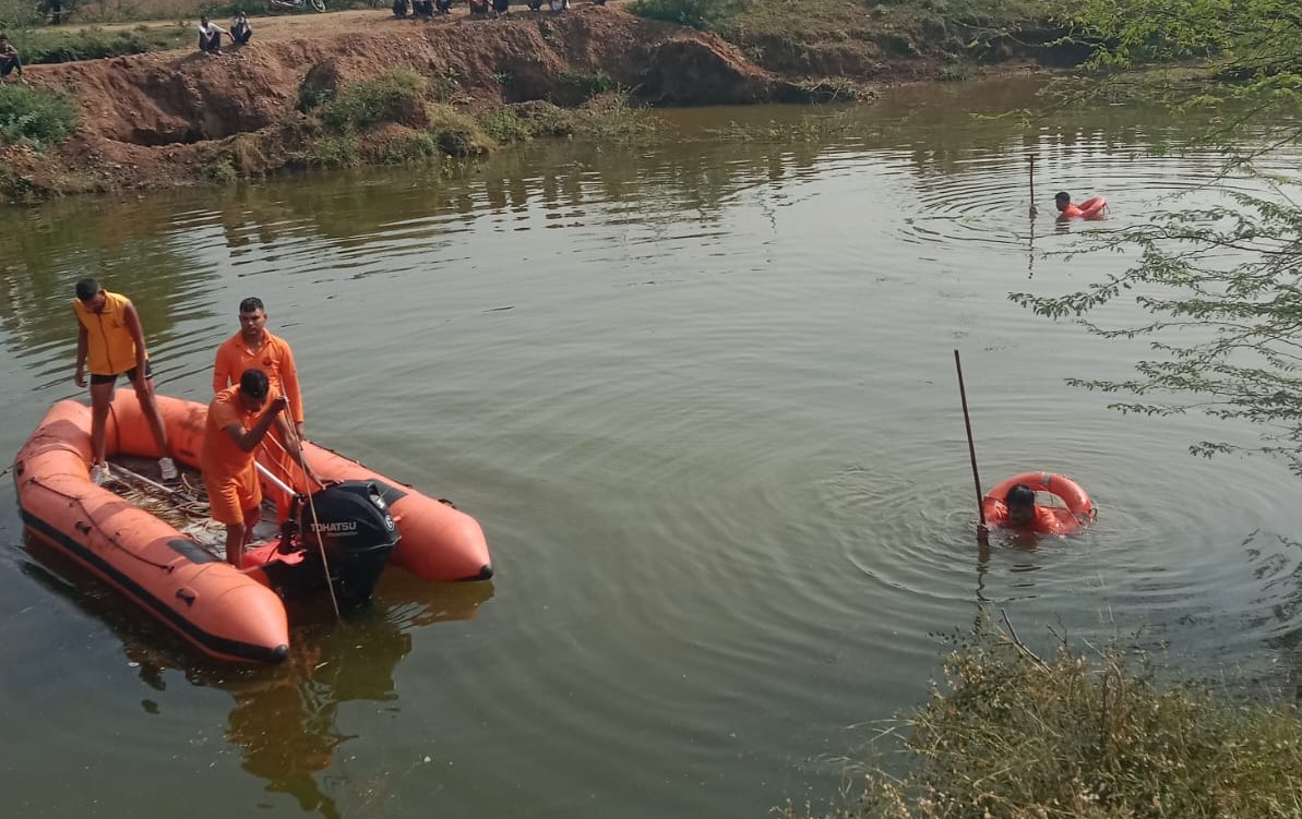 Sirohikiaawaz's tweet photo. #SDRF #Ajmer #RescueMission #RajasthanPolice #Jaipur #Rajasthan #ServiceAndCourage
SDRF टीम ने दिखाया साहस — खदान में डूबी युवती का शव बरामद
अजमेर जिले के केकड़ी सदर थाना क्षेत्र के ग्राम रामपाली के पास खदान में डूबी 20 वर्षीय युवती का शव SDRF की जांबाज़ टीम ने कड़ी मशक्कत के बाद बरामद किया। टीम के जवानों ने गहरे पानी और कठिन परिस्थितियों के बावजूद हिम्मत नहीं हारी और लगातार प्रयास जारी रखे।
स्थानीय लोगों ने SDRF रेस्क्यू दल की तत्परता और बहादुरी की जमकर सराहना की। शव को आवश्यक कार्रवाई के बाद स्थानीय प्रशासन को सुपुर्द किया गया।
SDRF टीम का यह प्रयास मानवता के प्रति उनकी निष्ठा और सेवा भावना का उत्कृष्ट उदाहरण है, – स्थानीय प्रशासन ने कहा।