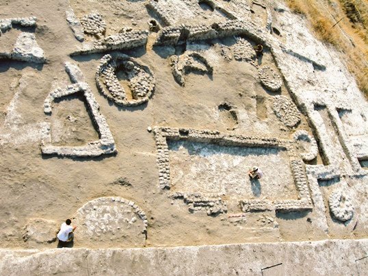 LevantMeridian's tweet photo. 👉🏻Consider the site of Tel Tsaf in the Jordan Valley — dating to the Middle Chalcolithic (ca. 5300-4500 BCE) — where archaeologists uncovered silos for grain storage, copper awls and elaborate burial goods. 

The findings hint at early social differentiation and long-distance exchange: the presence of basalt, obsidian and Nilotic shell at this site suggest connections far beyond the immediate valley.

 This reminds us: settlement in the Levant was never isolated.

#TelTsaf #Chalcolithic #EarlyComplexSociety