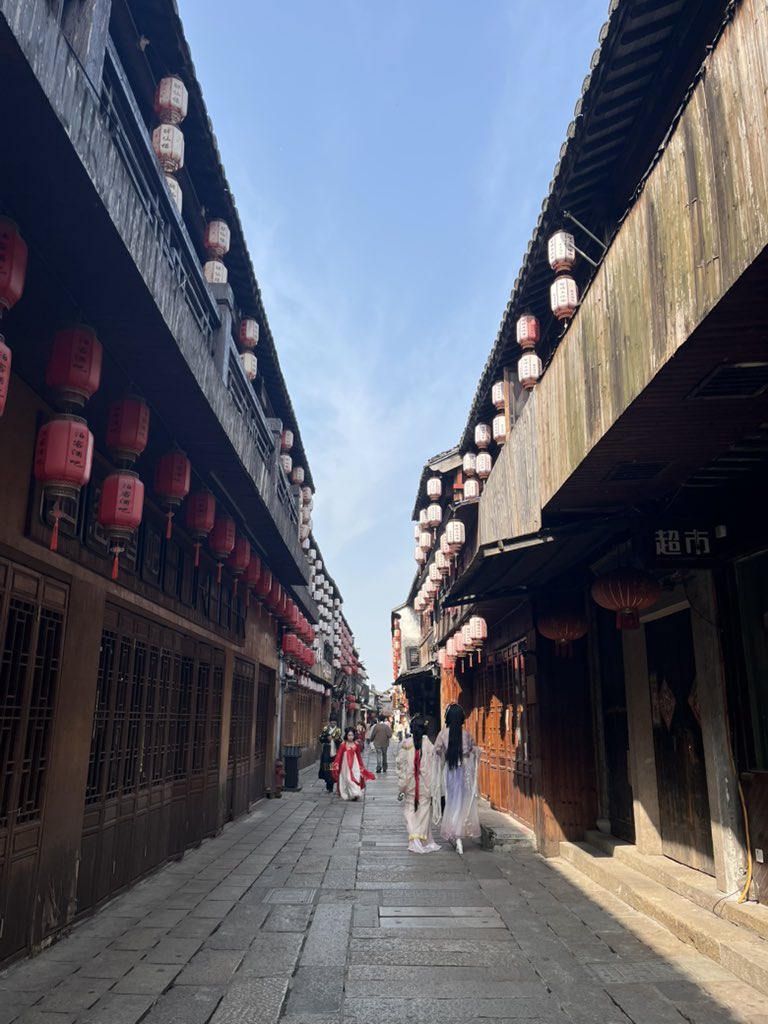 Xiaobaihu_SB's tweet image. 週末に泊まりがけで西塘(浙江省嘉興市)に行ってきた。
朝の西塘は人も多くなくて快適。
のんびり茶館で風景を見ながらお茶して、舟に揺られながら、景色を眺める。
なんて非現実！！
行き帰りタクシーで行ける距離なので、今度来た時はは漢服でも着て散策してみようかな？？