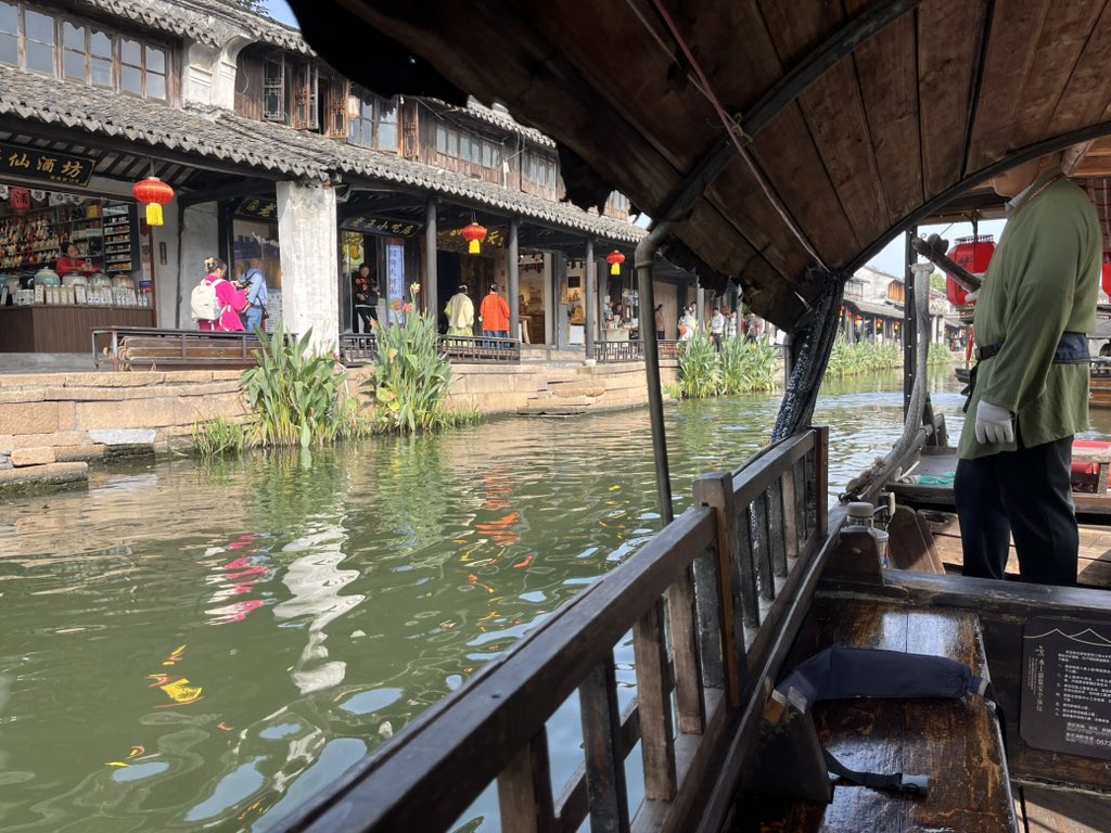 Xiaobaihu_SB's tweet image. 週末に泊まりがけで西塘(浙江省嘉興市)に行ってきた。
朝の西塘は人も多くなくて快適。
のんびり茶館で風景を見ながらお茶して、舟に揺られながら、景色を眺める。
なんて非現実！！
行き帰りタクシーで行ける距離なので、今度来た時はは漢服でも着て散策してみようかな？？
