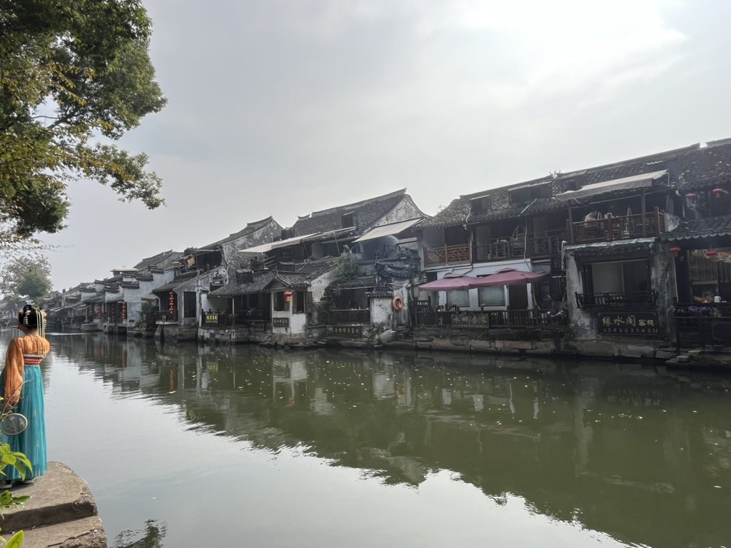 Xiaobaihu_SB's tweet image. 週末に泊まりがけで西塘(浙江省嘉興市)に行ってきた。
朝の西塘は人も多くなくて快適。
のんびり茶館で風景を見ながらお茶して、舟に揺られながら、景色を眺める。
なんて非現実！！
行き帰りタクシーで行ける距離なので、今度来た時はは漢服でも着て散策してみようかな？？