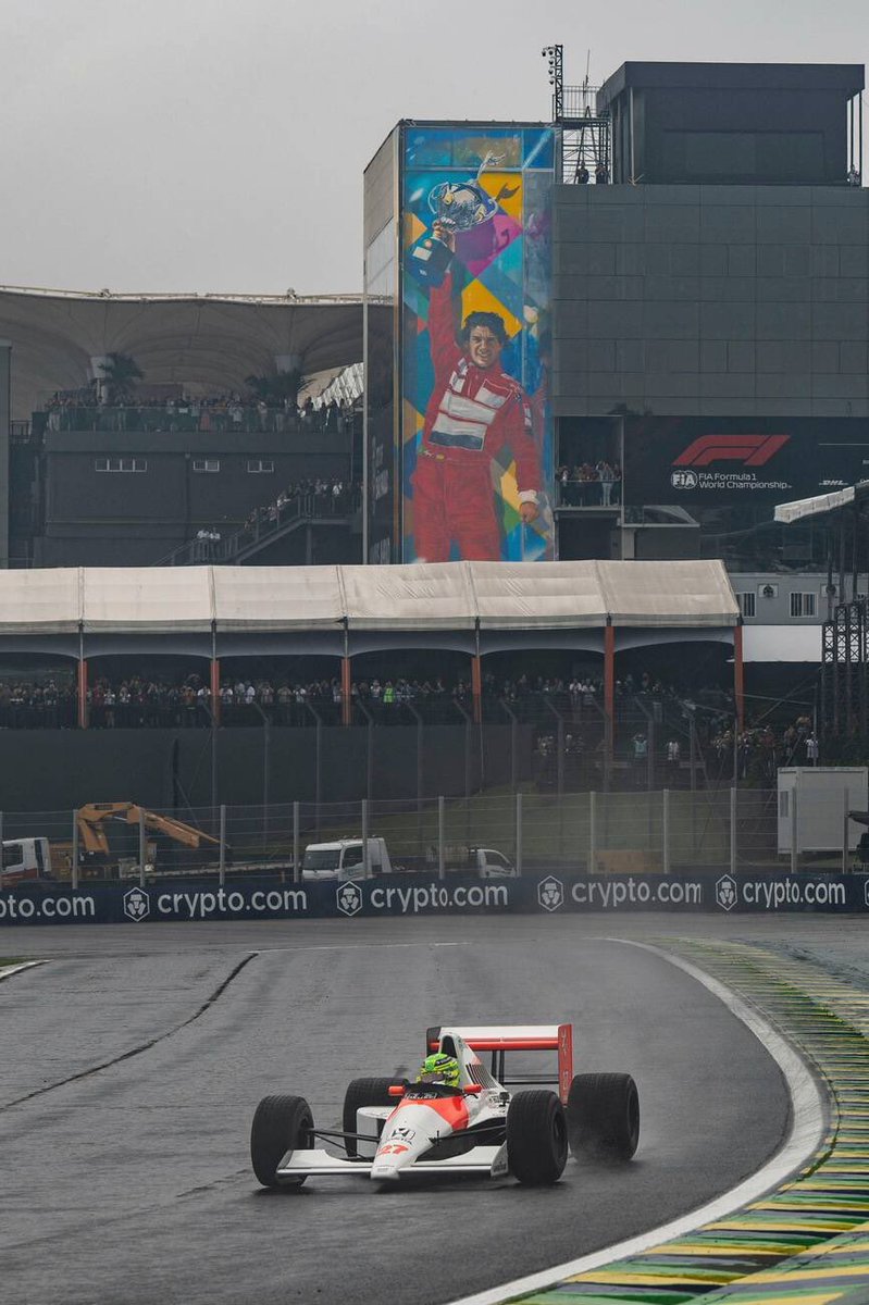 El mejor piloto de la historia, manejando el auto más emblemático de la categoría, y el piloto más importante del deporte pintado de fondo.
Solamente Brasil nos puede dar esto 🇧🇷