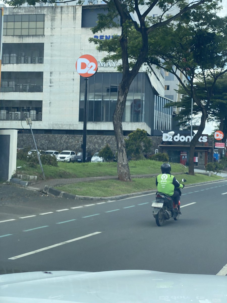 Laporan dari Tanah Air <a href="/Pak_Irv/">Dr. Irvan Kartawiria</a> Dunkin Donat Bulevar Gadser ganti jadi D2 setelah franchise dunkin di indonesia pindah tangan…