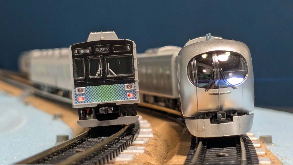 最近作ったお立ち台で完成したばかりの西武サステナ車との並びを撮影
並ばせると意外と西武車に結構馴染んでる…そんな気がします