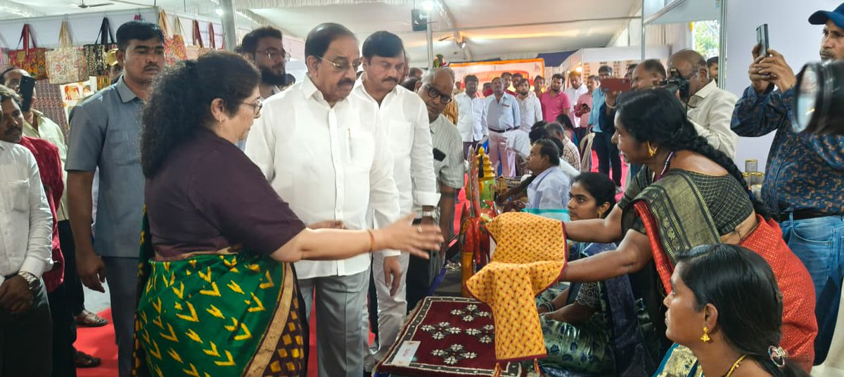 🔵 భారత దేశ సంస్కృతీ సాంప్రదాయాలు ప్రతిబింబించేలా హ్యాండీ క్రాఫ్ట్స్ ఎగ్జిబిషన్ లు ఆకట్టుకుంటాయని వ్యవసాయ, చేనేత మరియు జౌళి శాఖ మంత్రి శ్రీ తుమ్మల నాగేశ్వరరావు తెలిపారు. ఈరోజు తెలంగాణ హస్తకళల అభివృద్ధి కార్పొరేషన్ లిమిటెడ్, భారత ప్రభుత్వ వస్త్ర మంత్రిత్వ శాఖ ఆధ్వర్యంలో హెచ్. ఎం.
