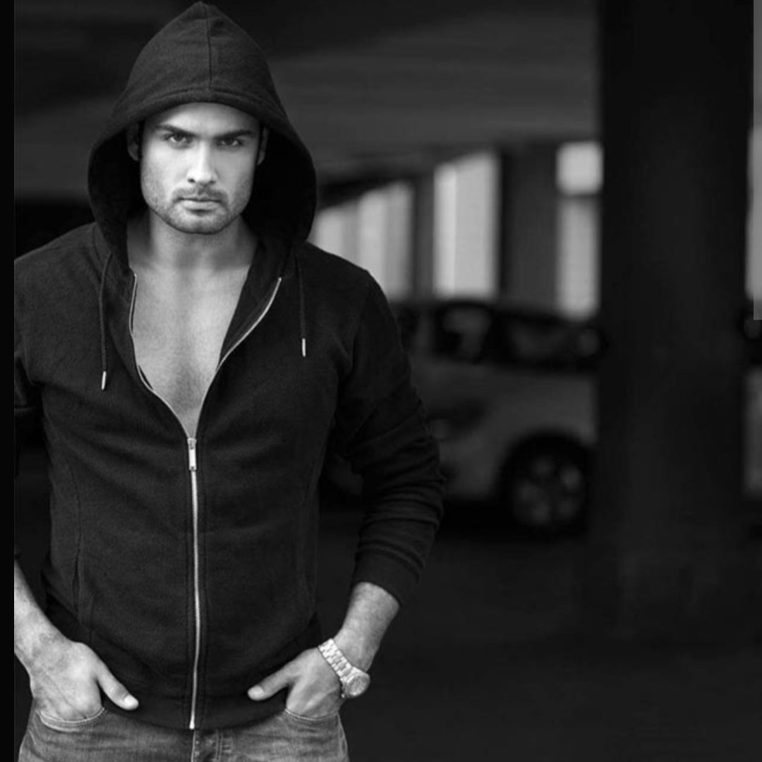 Thakarez_World's tweet photo. They broke my Claws thinking I wouldn't survive. But Alas ! They forgot I have got wings to fly !✨

#VivianDsena #RandomMusing https://t.co/wCM6NfgnWh