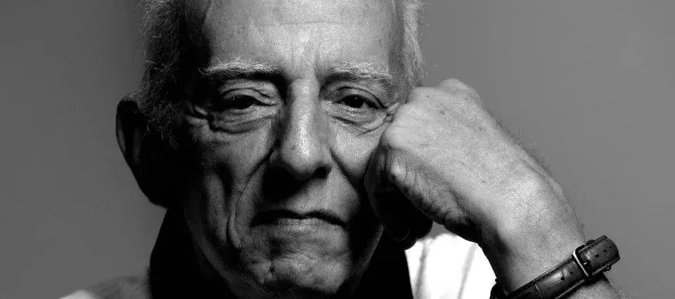 “O que as pessoas mais desejam é alguém que as escute de maneira calma e tranquila. Em silêncio. Sem dar conselhos. Sem que digam: "Se eu fosse você". A gente ama não é a pessoa que fala bonito. É a pessoa que escuta bonito.”

— Rubem Alves