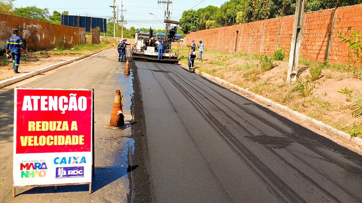 🚧 Recapeamento asfáltico em andamento! 🚧 

A Av. Estocolmo, em Imperatriz, está recebendo 1,1 km de asfalto novinho, trazendo mais conforto e segurança para a população 👏🚗