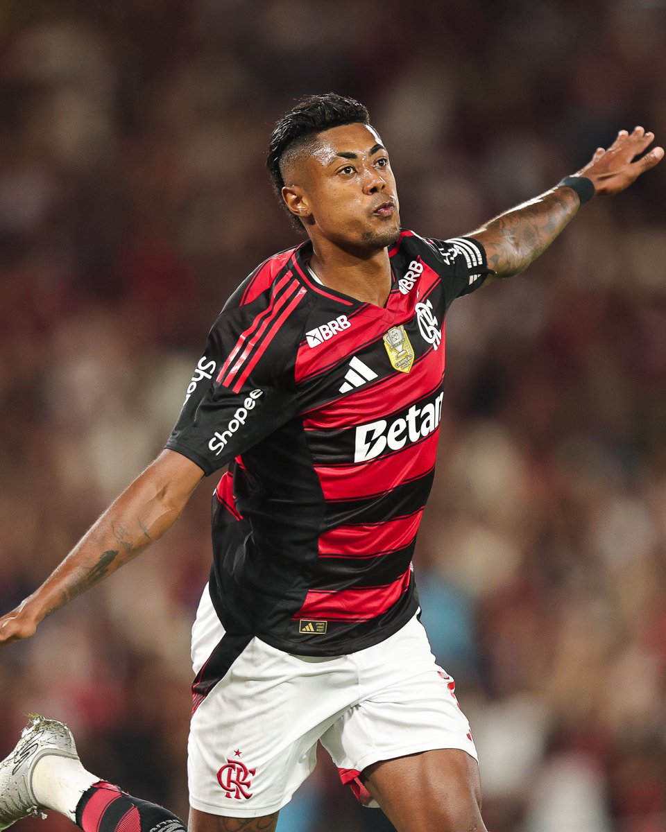futebol_info's tweet photo. “Eu quero saber se o Bruno Henrique vai jogar a final da Libertadores e se esse efeito suspensivo vai acabar só depois do fim da Libertadores e do Brasileirão. Fez 2 gols (contra o Sport) um jogador que já foi condenado. Aí o Filipe Luís ainda fala de casas de apostas. Sinceramente, eu queria entender essa história. Vai acabar o Brasileirão e aí o STJD vai falar: ‘agora vamos julgar o recurso’. Ah, parou, né, gente? Eu quero ver o STJD se reunir depois do Brasileirão e falar: ‘o Bruno Henrique vai tomar 6 jogos de suspensão’. Aí ele fica fora do Campeonato Carioca.”

🎙️ Teo José, na Band.
📸 Gilvan de Souza/CRF | Reprodução/Band