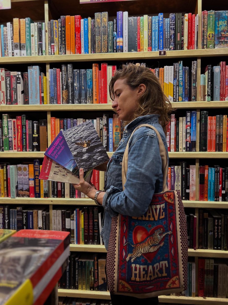 maria_mimia's tweet image. Cuando todo lo demás falle, confía en una librería