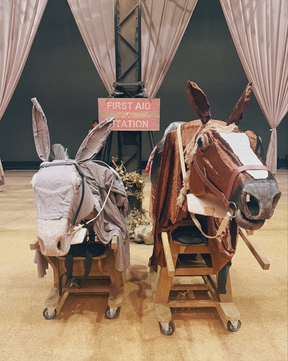 hiroshi_yazaki's tweet photo. KAAT神奈川芸術劇場プロデュース
『#最後のドン・キホーテ THE LAST REMAKE of Don Quixote』全公演無事終了しました。

夏のKAATから、秋へとかける遍歴の旅。

ケラさんの世界を生きれた事、
素敵で素晴らしいキャスト・スタッフ陣と作品を作れた事、本当に本当に幸せでした。

夢のような日々。色んな意味で🍌。

大千穐楽を終えて余韻を噛み締めつつ、
次へと向かい精進して参ります。

全ての皆様に感謝を。
沢山のご声援、ご来場誠にありがとうございました。