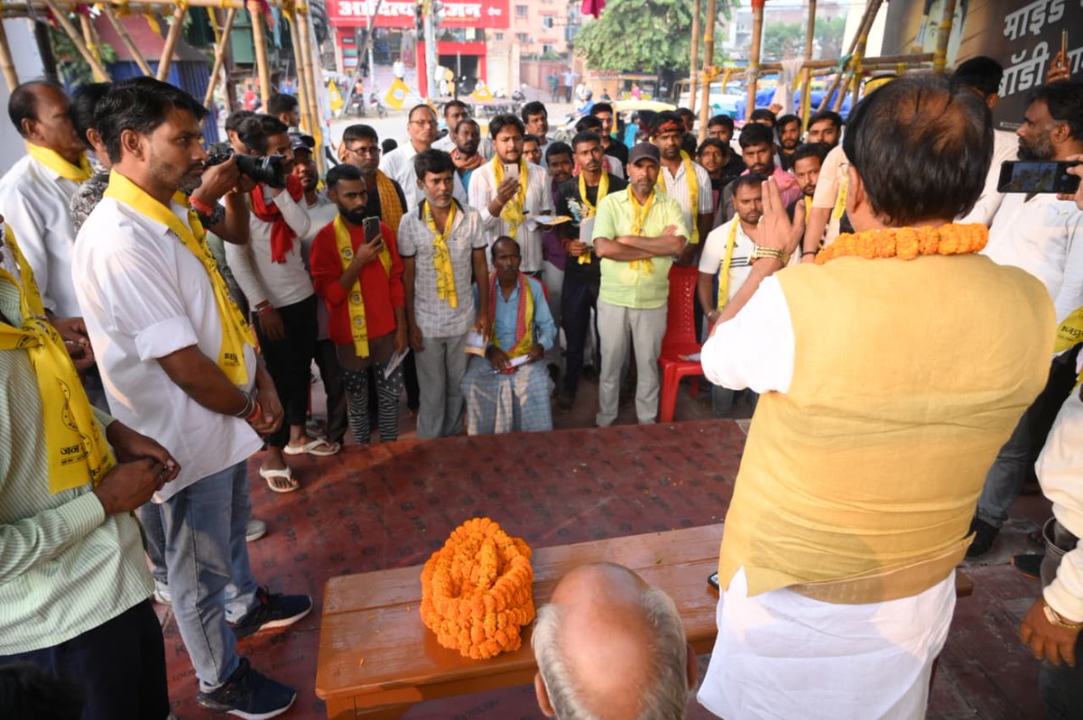 bittusingh060's tweet photo. आज दीघा मोड़, अल्पना सिनेमा हॉल के सामने बैठक एवं जनसंपर्क कार्यक्रम हुआ।
स्थानीय नागरिकों, व्यापारियों और युवाओं ने बढ़-चढ़कर हिस्सा लिया।
सभी ने दीघा मोड़ की ट्रैफिक जाम, जलजमाव और टूटी सड़कों की समस्या रखी। https://t.co/Hz23Gr0FCR