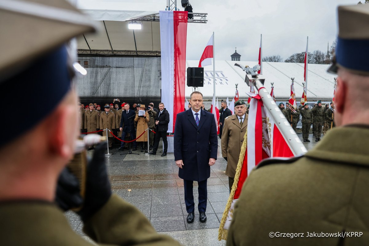 Prezydent RP <a href="/NawrockiKn/">Karol Nawrocki</a>: Stoimy tu mimo tego, że w czasie II wojny światowej Niemcy zniszczyli Pałac Saski i umiejscowione w nim serce polskiego wojska – szefostwo Sztabu Generalnego Wojska Polskiego. Stoimy tu mimo tego, że Niemcy w czasie II wojny światowej postawili tu wielką