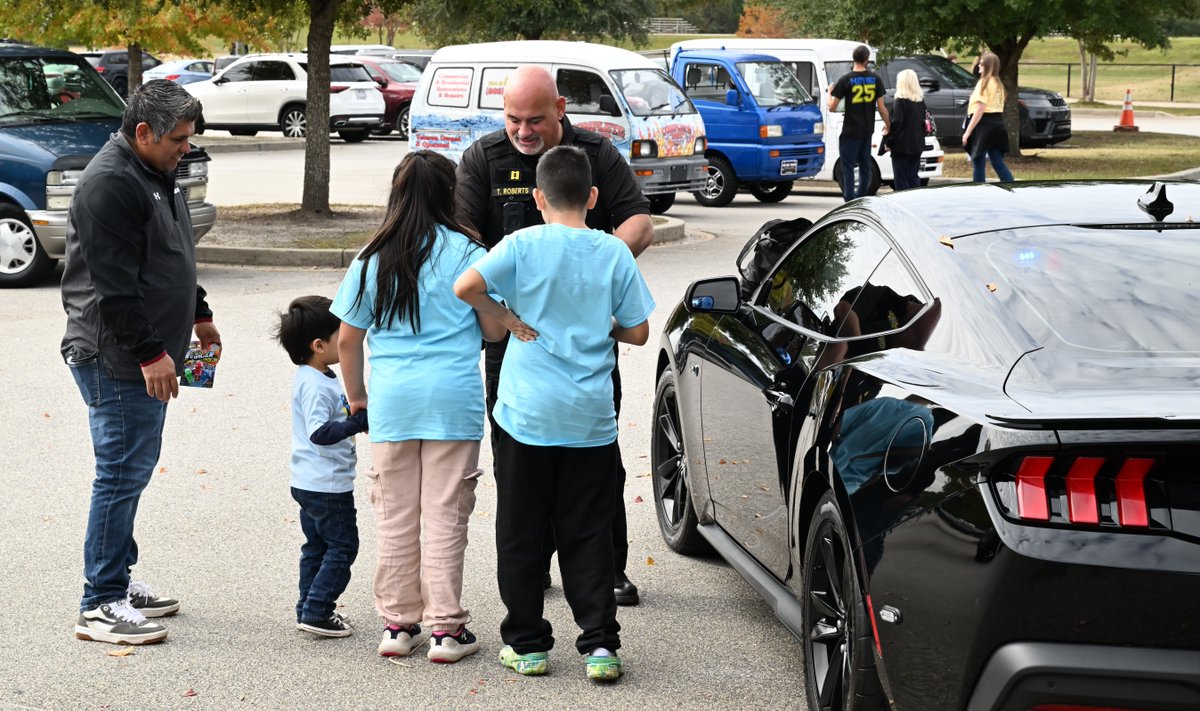RCSD's tweet image. Sheriff Lott &amp;amp; Captain Roberts of the Community Action Team joined the community for the annual Buddy Walk 💙💛
Held each year to honor families who have a child with Down syndrome! #BuddyWalk #TeamRCSD