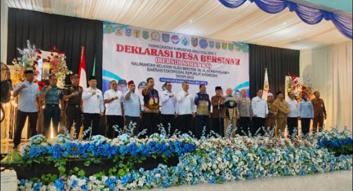 Mentri Desa PDT RI <a href="/YandriSusanto/">Yandri Susanto</a> menghadiri acara Desa bersinar di Kabupaten Banjar Kaltim, 03/11/2025. #DesaBersihNarkotika #terimakasihmenteridesa #selamatkandesadarinarkotika #DesaBersinar <a href="/prabowo/">Prabowo Subianto</a> <a href="/YandriSusanto/">Yandri Susanto</a> <a href="/ArizaPatria/">Ariza Patria</a>