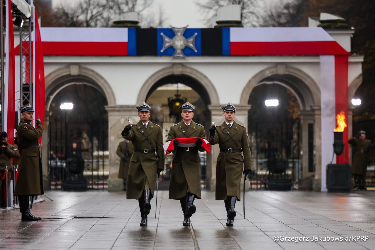 Prezydent RP <a href="/NawrockiKn/">Karol Nawrocki</a> wziął udział w obchodach 100. rocznicy ustanowienia Grobu Nieznanego Żołnierza. 

Grób Nieznanego Żołnierza to ołtarz naszej Ojczyzny, ołtarz Rzeczpospolitej, ale też dla nas współczesnych zwierciadło, w którym przeglądamy się w czasie oficjalnych