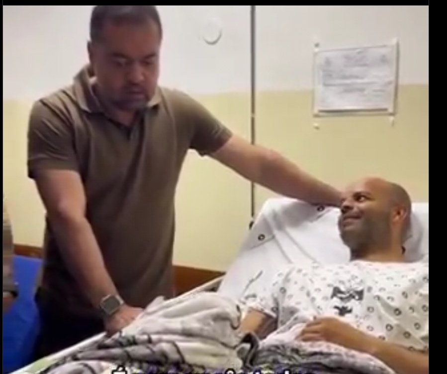 Num dia ele está ao lado d quem vende armas pra traficantes, noutro d quem foi alvejado por essas armas.
D q lado realmente vc está,  <a href="/claudiocastroRJ/">Cláudio Castro</a> !?🤷🏼‍♂️🧐