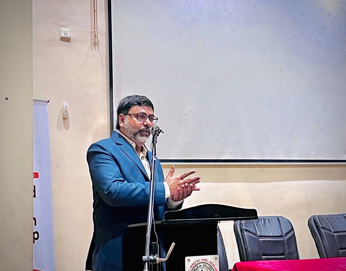 CenterForStudy1's tweet image. The &quot;Advanced Level Research Workshop&quot; titled &quot;Unlearn – Envision – Reframe – Rebuild&quot; was held at AMU, Aligarh, on 1–2 Nov 2025. 

Session 1 featured Dr. Mohammed Rizwan, followed by Dr. Irfanullah Farooqui who discussed navigating complexity and evolution in knowledge systems.