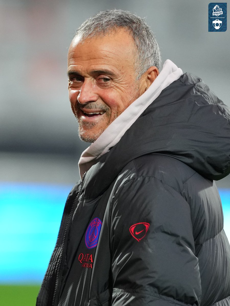 Footballogue's tweet photo. "𝗜𝗟 𝗔𝗥𝗥𝗜𝗩𝗘 𝗧𝗥𝗘̀𝗦 𝗙𝗢𝗥𝗧, 𝗜𝗟 𝗘𝗦𝗧 𝗦𝗨𝗥𝗣𝗥𝗘𝗡𝗔𝗡𝗧 !"

Luis Enrique est 𝗖𝗢𝗠𝗣𝗟𝗘𝗧𝗘𝗠𝗘𝗡𝗧 𝗙𝗔𝗡 de Quentin Ndjantou (18 ans) 🥰❤️💙

"Un joueur avec cette capacité, cette mentalité et cette personnalité... Il arrive dans le meilleur moment. 𝗝𝗘 𝗦𝗨𝗜𝗦 𝗧𝗥𝗘̀𝗦 𝗖𝗢𝗡𝗙𝗜𝗔𝗡𝗧, j'espère qu'il continuera à s'améliorer.

Il est prêt à aider l'équipe première mais aussi les U19, les espoirs si besoin... 

𝗝𝗘 𝗦𝗨𝗜𝗦 𝗘𝗫𝗖𝗜𝗧𝗘́ 𝗗'𝗔𝗩𝗢𝗜𝗥 𝗨𝗡 𝗝𝗢𝗨𝗘𝗨𝗥 𝗖𝗢𝗠𝗠𝗘 𝗟𝗨𝗜 𝗗𝗔𝗡𝗦 𝗟'𝗘́𝗤𝗨𝗜𝗣𝗘."

(CP)