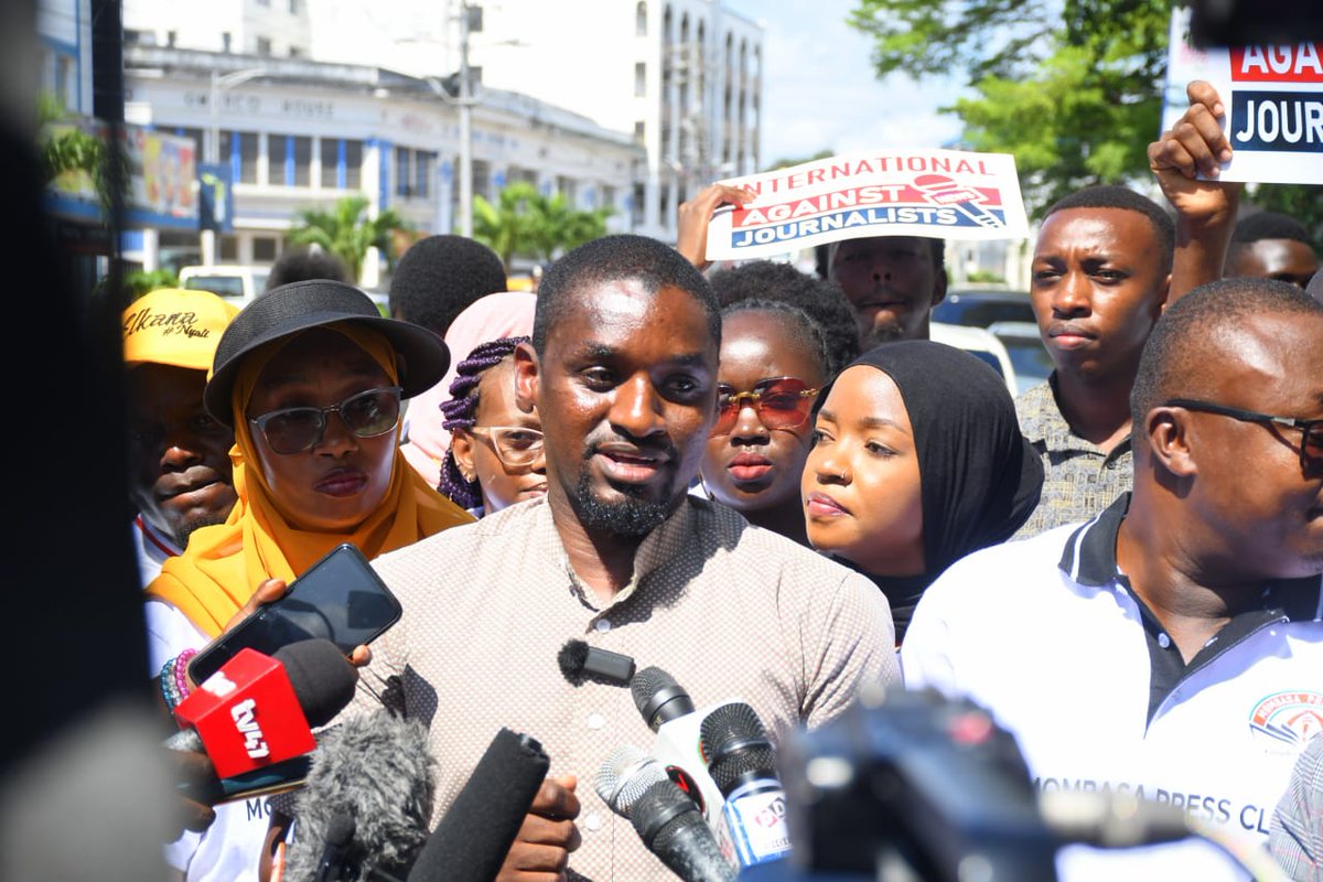 Tuko_co_ke's tweet photo. Journalists in Mombasa held a peaceful march on Monday from Moi Avenue to the Little Theater Club to commemorate the International Day to End Impunity for Crimes Against Journalists.

The procession brought together members of the media, Mombasa Senator Mohammed Faki, County Executive Committee Member for Lands Hussein Mohammed, and Human Rights Activist Francis Auma from Muslims for Human Rights (MUHURI), in a show of solidarity to honor journalists and condemn attacks against them.

Senator Faki lauded journalists for their crucial role in informing the public, urging them to continue reporting community issues with courage and integrity.

“Without journalists, we would be unaware of the news. Thanks to them, citizens remain informed about societal happenings. May their valuable contributions be acknowledged,” he said.

Photo: Yvonne Mutunga (TUKO)