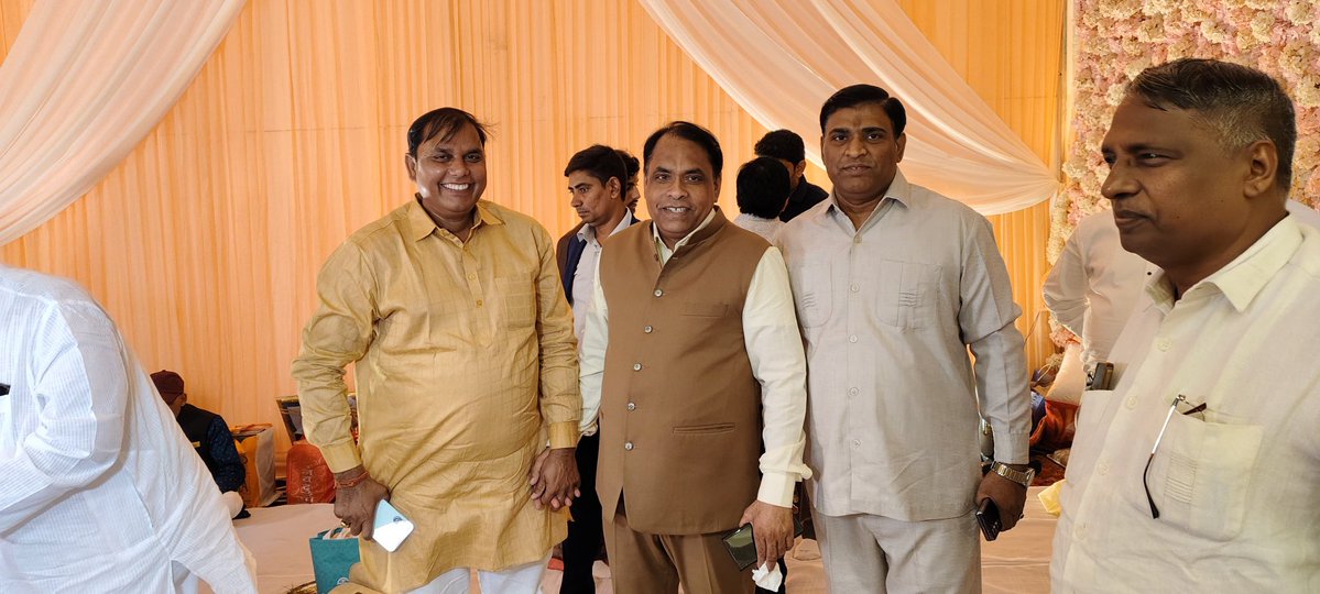 MlcSuresh's tweet image. गौतमबुध नगर में श्री राम कुमार कश्यप जी के छोटे भाई श्री कन्हैया कश्यप जी के लगन सगाई समारोह में शामिल हुआ।।
#sureshkashyap