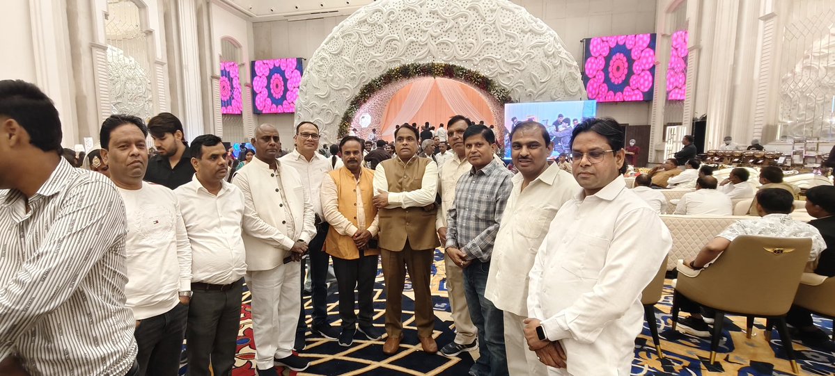 MlcSuresh's tweet image. गौतमबुध नगर में श्री राम कुमार कश्यप जी के छोटे भाई श्री कन्हैया कश्यप जी के लगन सगाई समारोह में शामिल हुआ।।
#sureshkashyap
