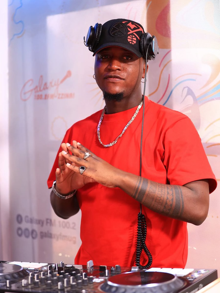 DJMAGICTOUCHUG1's tweet image. Spinning pure bangers live OnYo @GalaxyTVUg&apos;s Jikonkone #MixMode.

#MagicTouch | #TalentWalls | #GalaxyFmUg