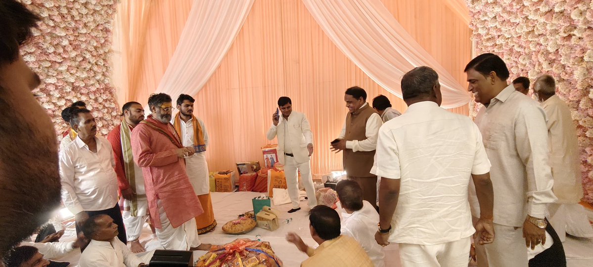 MlcSuresh's tweet image. गौतमबुध नगर में श्री राम कुमार कश्यप जी के छोटे भाई श्री कन्हैया कश्यप जी के लगन सगाई समारोह में शामिल हुआ।।
#sureshkashyap