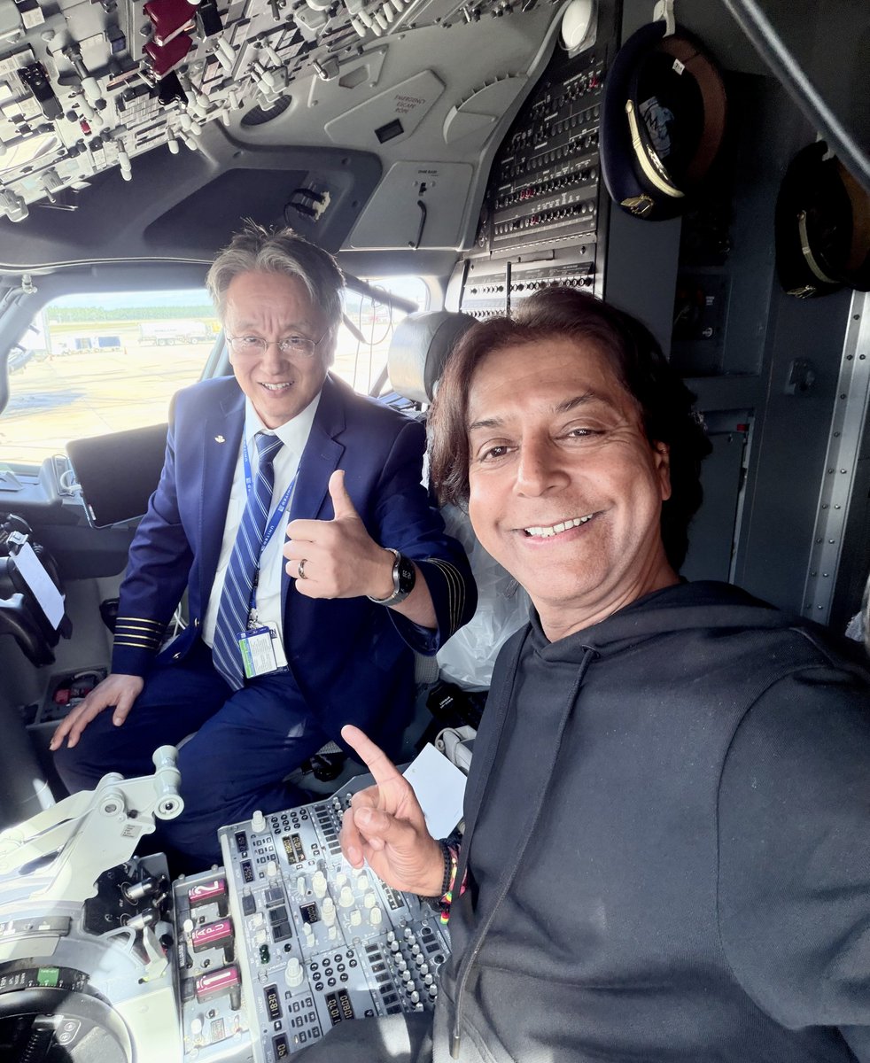 BhattFoundation's tweet image. Flying high with one of the best @United, led by outstanding @UnitedPilots and iconic @BoeingAirplanes. The pride of @America taking the world further. 🇺🇸🛫🌍✈️