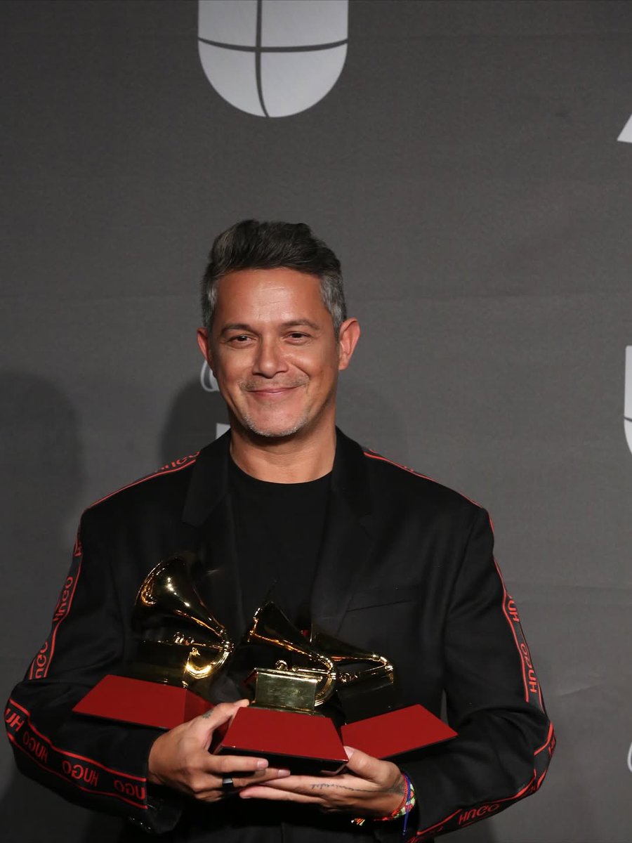 bailoconvosok's tweet image. 📷: Una trayectoria llena de reconocimientos: cada presencia en los Latin GRAMMYs, cuenta una historia en la voz de @alejandrosanz 
#Sanz #AlejandroSanz #Premios #Reconocimiento #FotosSanz #LatinGRAMMY
📷 @LatinGRAMMYs