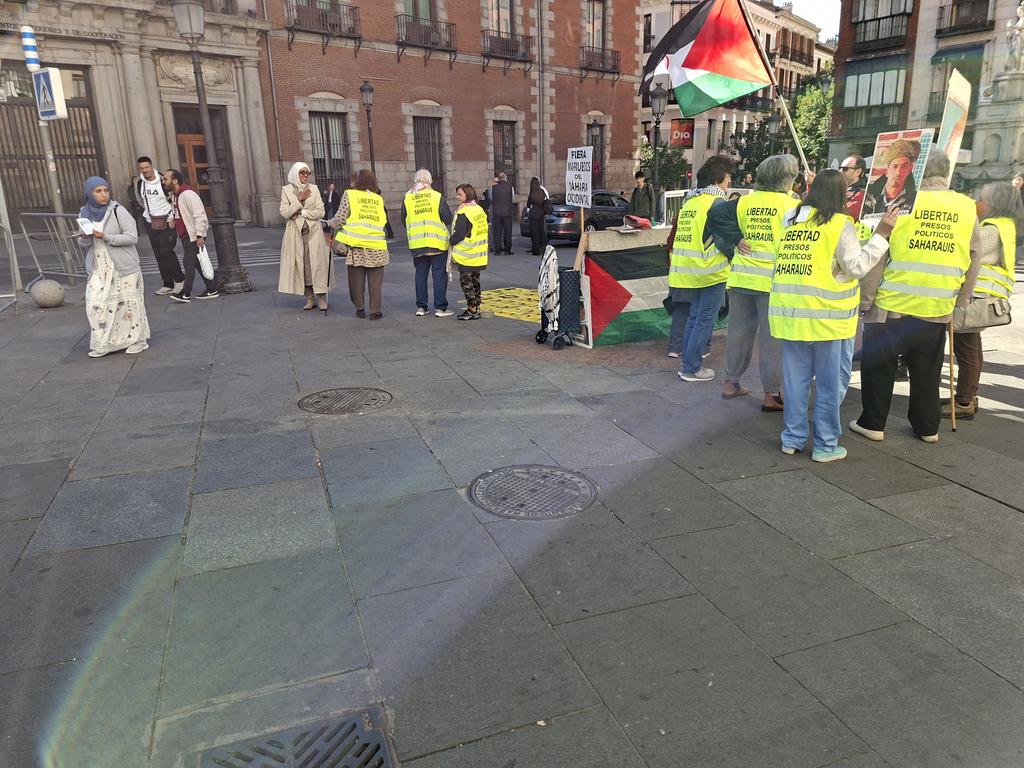 El español, lengua de cultura y paz, transmite valores democráticos y nos une, ha dicho <a href="/jmalbares/">José Manuel Albares</a>. No debe  saber que es la segunda lengua
de los saharauis, pues no quiere  mada con ellos. Ante <a href="/MAECgob/">Ministerio de Asuntos Exteriores, UE y Cooperación</a> por los #DDHH y la libertad de los presos saharauis en cárceles marroquís.
