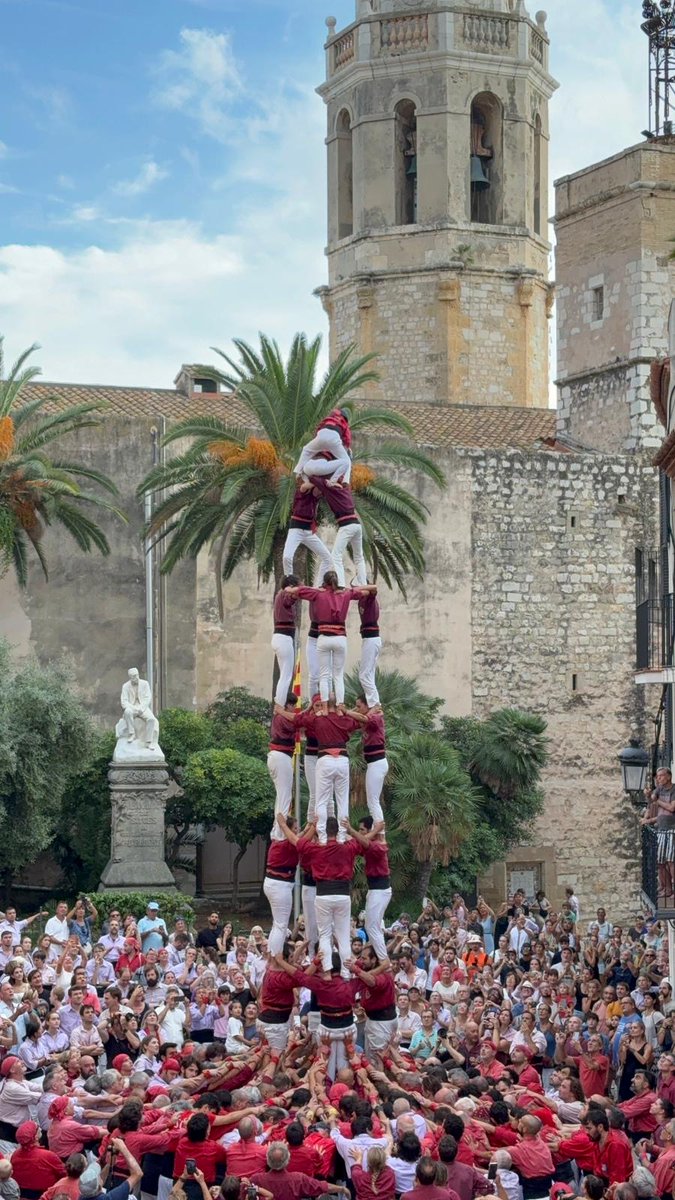 La <a href="/jovedesitges/">Jove de Sitges</a> 2025:
✅ Onze castells de 8
✅ Vuit actuacions amb castells de 8
✅ Estrena del 3de8
✅ Una trentena de persones més de mitjana a assaigs i actuacions (i en necessitem més)
✅ Programa ‘Jo Jove’ i el nou local en camí
(…)
💪 Jo vaig néixer per viure això…