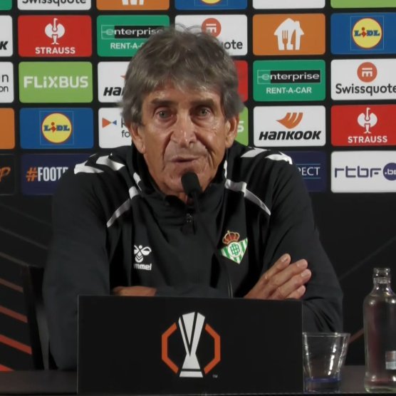 Hay un hombre que me hace sonreír más que mi dentista. Desde que está él, miro la clasificación y sonrío.