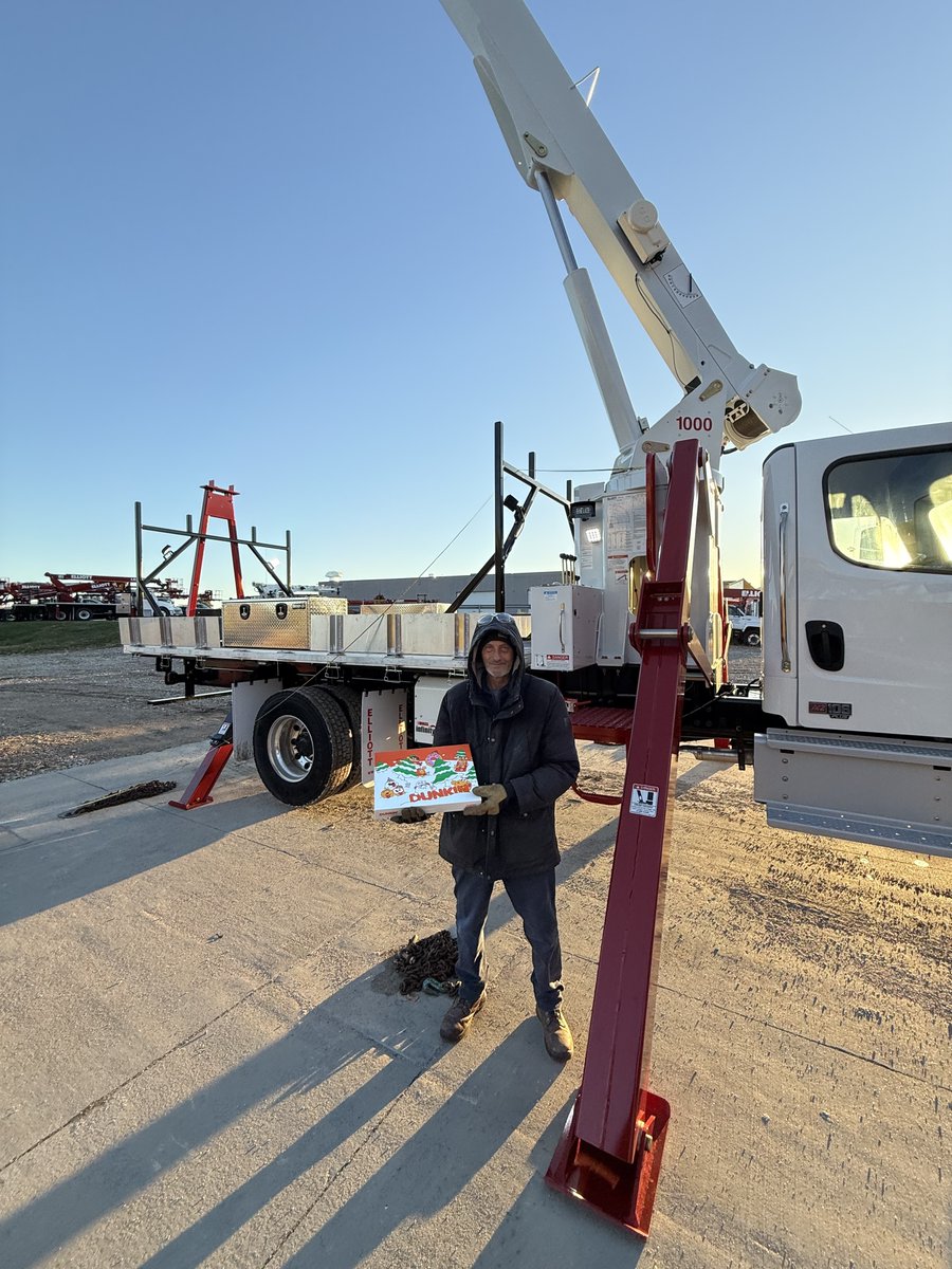 ElliottEquipCo's tweet image. Please join us in congratulating Neil on 30 years at Elliott. As a quality technician, he is instrumental in testing and validating our equipment.

Thank you, Neil, for the difference you make every day.

#BuiltForWork #ManufacturingExcellence #TeamElliott #30Years