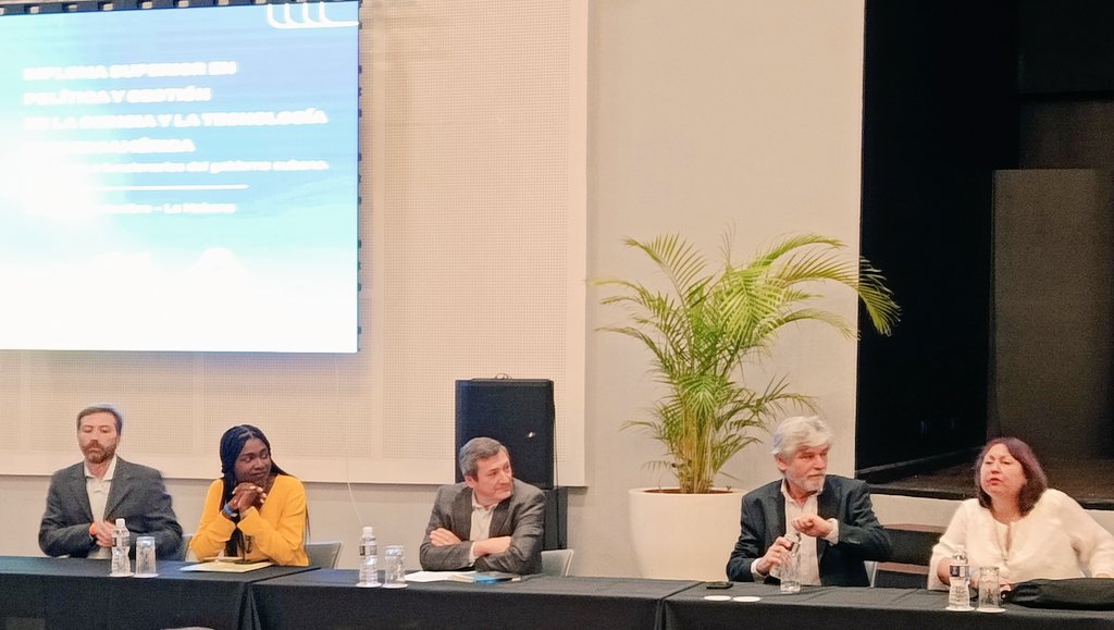 AuroraFdez19's tweet image. Comienza el Diplomado superior en política y gestión de la ciencia y la tecnología en Iberoamérica organizado por OEI, CLACSO y CITMA, coordinado por Daniel Filmus.
Preside Andrés Delich, secretario general adjunto de OEI y Andrea Armas, directora general de @citmacuba #CITMA