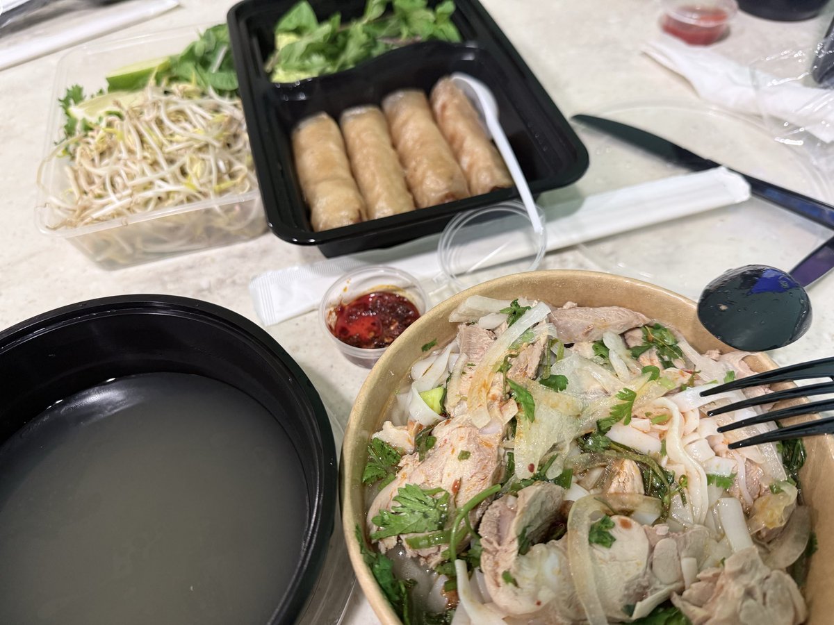 Prozac_PRN's tweet image. Chicken Pho &amp;amp; Spring roll 😋