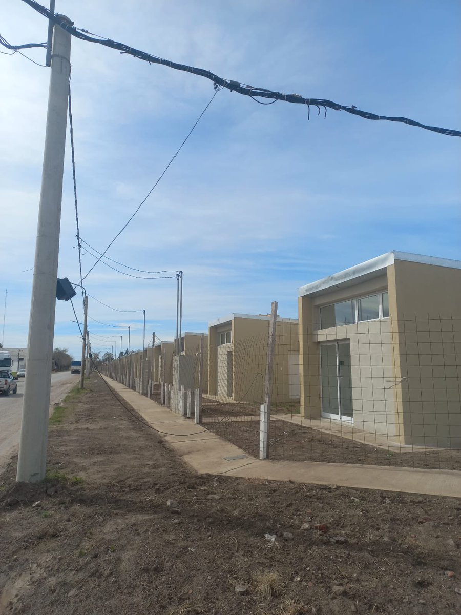 MinHabitatPBA's tweet image. ¡Casi listas los hogares en #Oriente! Mirá cómo vienen las viviendas que tenemos #EnMarcha en #Dorrego. 
Cumplimos con la voluntad política de nuestro Gobernador y con el objetivo de mejorar la vida de las familias que pronto estarán disfrutándolas.