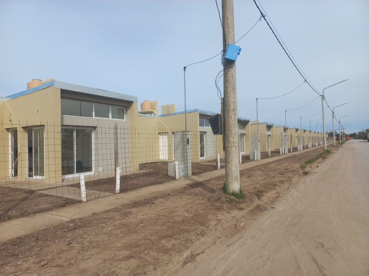 MinHabitatPBA's tweet image. ¡Casi listas los hogares en #Oriente! Mirá cómo vienen las viviendas que tenemos #EnMarcha en #Dorrego. 
Cumplimos con la voluntad política de nuestro Gobernador y con el objetivo de mejorar la vida de las familias que pronto estarán disfrutándolas.