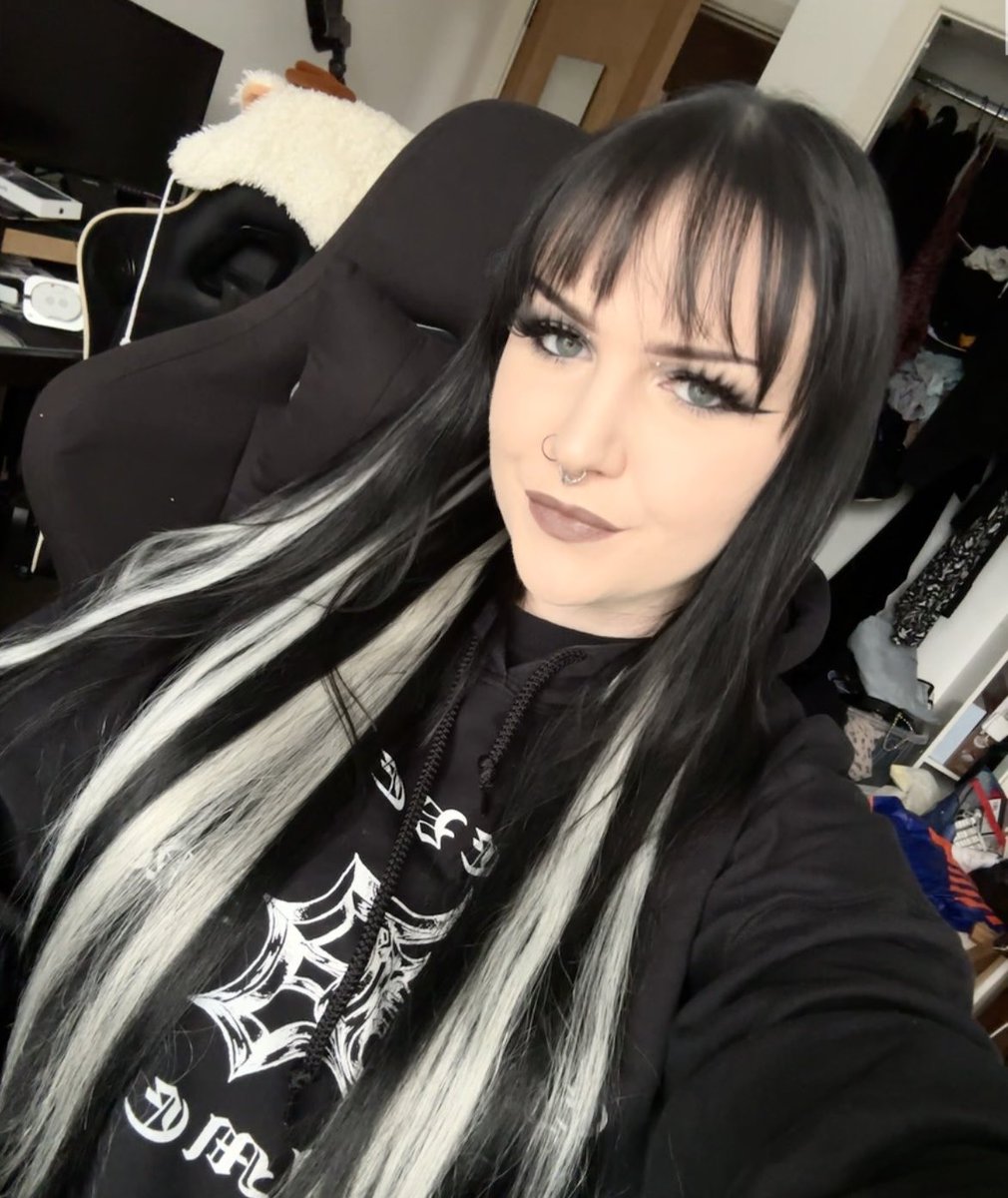 𝖍𝖔𝖑𝖑𝖞 🦇 tweet media
