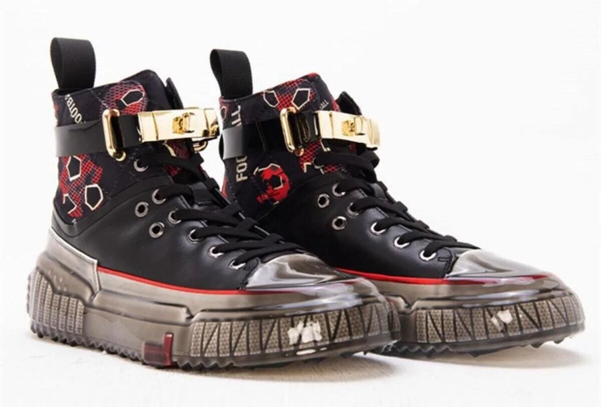 ugliest sneakers i've ever seen (vi would eat them up)