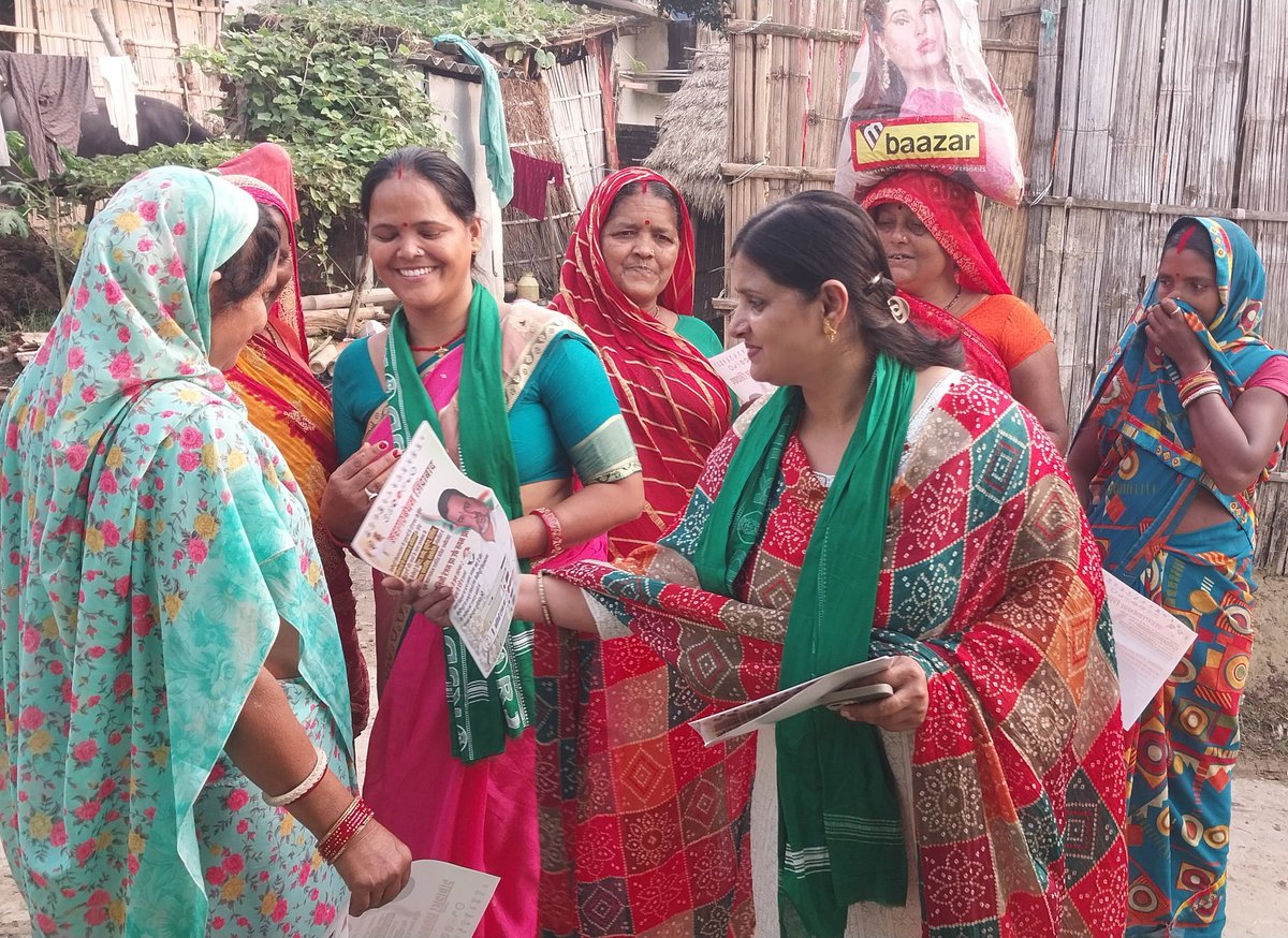 Gayatridevirjd's tweet photo. हम महिलाओं ने ठाना हैं @yadavtejashwi को मुख्यमंत्री बनाना हैं।
आज बेनीपट्टी विधानसभा क्षेत्र के विभिन्न पंचायतों में माताओं बहनों से मिलकर महागठबंधन प्रत्याशी Nalini Ranjan Jha जी के पक्ष में हाथ छाप पर वोट देकर आदरणीय तेजस्वी प्रसाद यादव जी को मुख्यमंत्री बनाने की अपील किया। https://t.co/MEgkU8U0YA